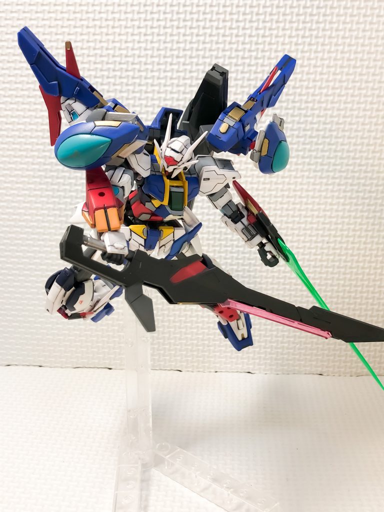 元々備えている大型の剣と同時に構えさせました。武器は、好みで色を加えつつ塗り分けで、密度を上げていきました。肩の追加部は、回転できるようにしているので、肩の動きに邪魔にならないようにしています。