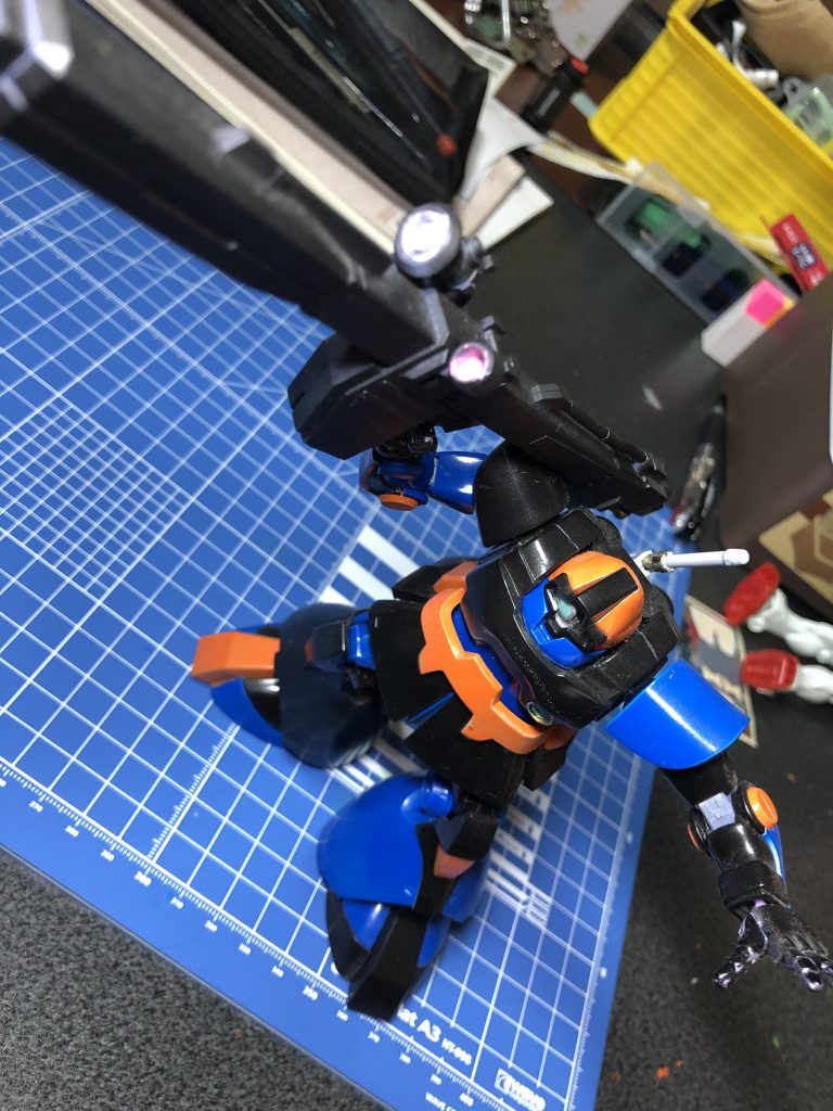 なぜか武器持ち手の保持力が弱く、簡単にポロリをしてしまうので普段は前列に飾ってるグフの肩にビームバズーカの砲身を乗せて負担軽減をしています。接着剤か太らせろって話なんですけどね……