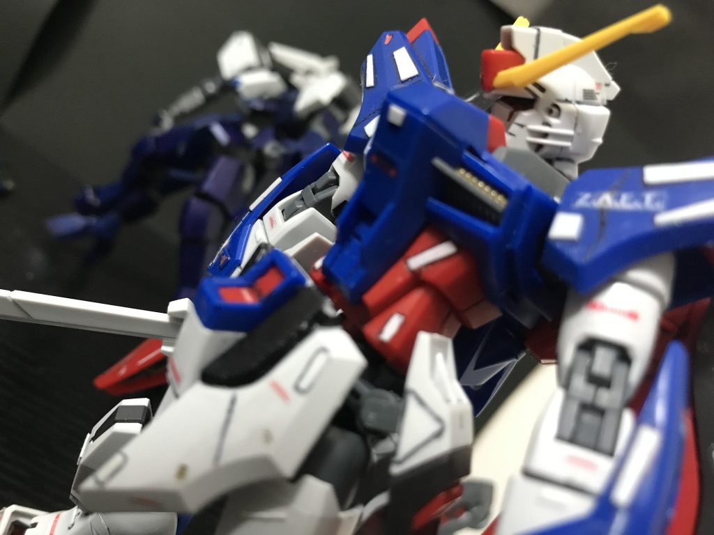 ？？？「なんてなぁ！ん？邪魔」ジムII「うぁっ！」