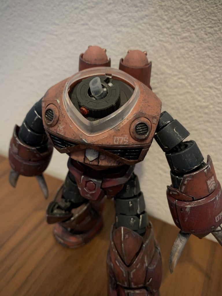 頭部に広い空間があったので細工もわりと容易でした。モノアイのレール?部分をピンバイスで掘り掘りして余りのポリキャップを咬ませてミライトを挿入。付属の透明チューブで軸を延長して外装パーツを被せるというどうせ中見えないからいいよね改造です。笑