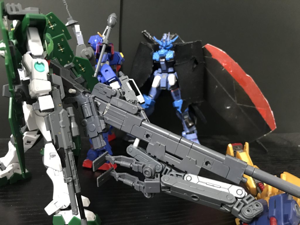 デュナメス「大丈夫だっか?てかなんだよその 装備マスクド?」百式「銃置くな…」