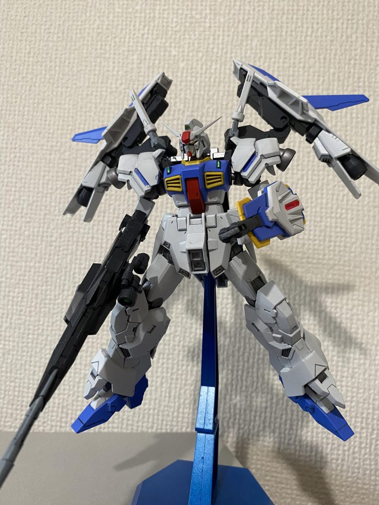 バックパックのシールドスラスターはフレキシブルに展開することができ、地上での空中戦も行うことができる。またMS戦闘でなら十分なシールドとしての役割も担っている