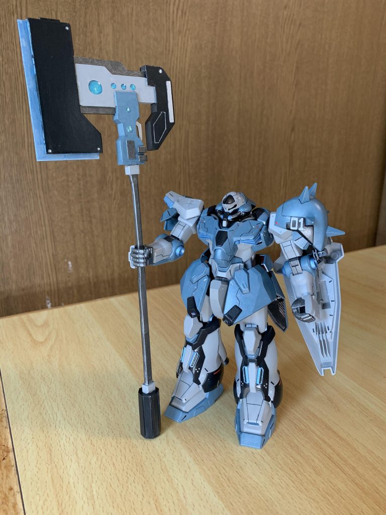 武器はオリジナルでプラ板からスクラッチしました。このマッシブボディなら切る打つより『殴る』をイメージしたので、でかい斧(ハンマー)にしました。イメージとしては相手を叩き潰す感じです^ ^