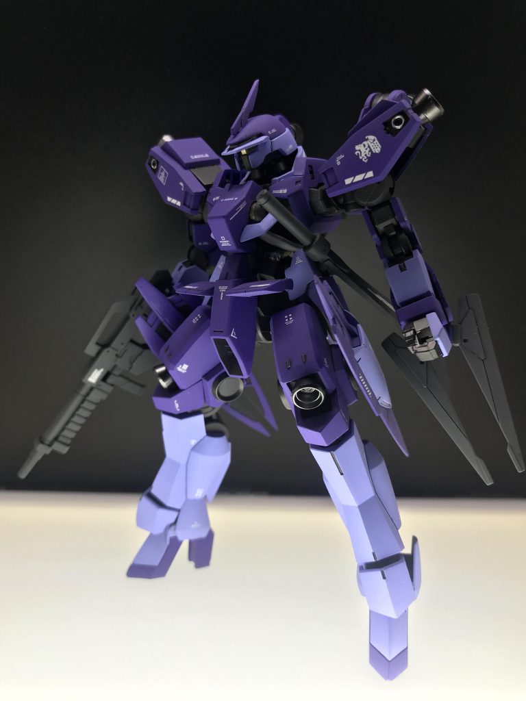 …と言ってもカラーリング的にはまんまガエリオ機w違いはランスの代わりにライフル持ってるくらいです。