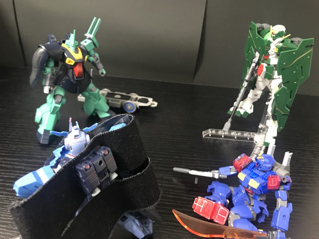 デュナメス&ストカス「ディジェさん！？」ディジェ「なんとかだ…たまたま乗り物見つけてな」デュナメス「良かったです！」ディジェ　「…」ストカス「この先どうするの？」ディジェ「その件なら大丈夫だ、　　考えたんだが大妖精覚えてるか？」ストカス「はぅ、はい！」ディジェ「彼に頼んでみる…あそこならグットジェネラルがお前たちを守ってくれる…かもな」デュナメス「そこに行けば俺たちは！」ディジェ「そうだ！自由だ！」　　　　ペイルライダー「やった…ついに！」ディジェ「まだわからないけどな！」　ストカス&デュナメス「せいの！おかえり！ペイルライダー！」ペイルライダー「おっおう！（照）」日記その後俺たちは大妖精ラファエルから許可をもらい、　　おおうさぎ家に住まわせて　もらった…しかしまだ沢山　不自由な生活をしている者も多い…俺はこの先もワイケーそしてウーアオーの意思を　継ぎいつかは誰一人不自由の無い世界を創り上げる…そう決め、今日も行くだろう…    そしてデュナメス、ストカスペイルライダー、この三人を見ていきたい……いや、俺が…見ていくと決めたから！　　　　　523年　4月28日　〜ディジェ〜　　　　　　　　　　　　　　　　　　　完　　　　　　　　　　　総合制作者　ウアオ　　　　登場ガンプラ協力、試聴　Y K様　どうでしたか？今見ると自分で言うのもアレですが映画並みでしたね！今までの感想をお待ちしております！では！ご観覧頂きありがとうございました！ここまでご観覧ありがとうございました！？？？「失礼します…」