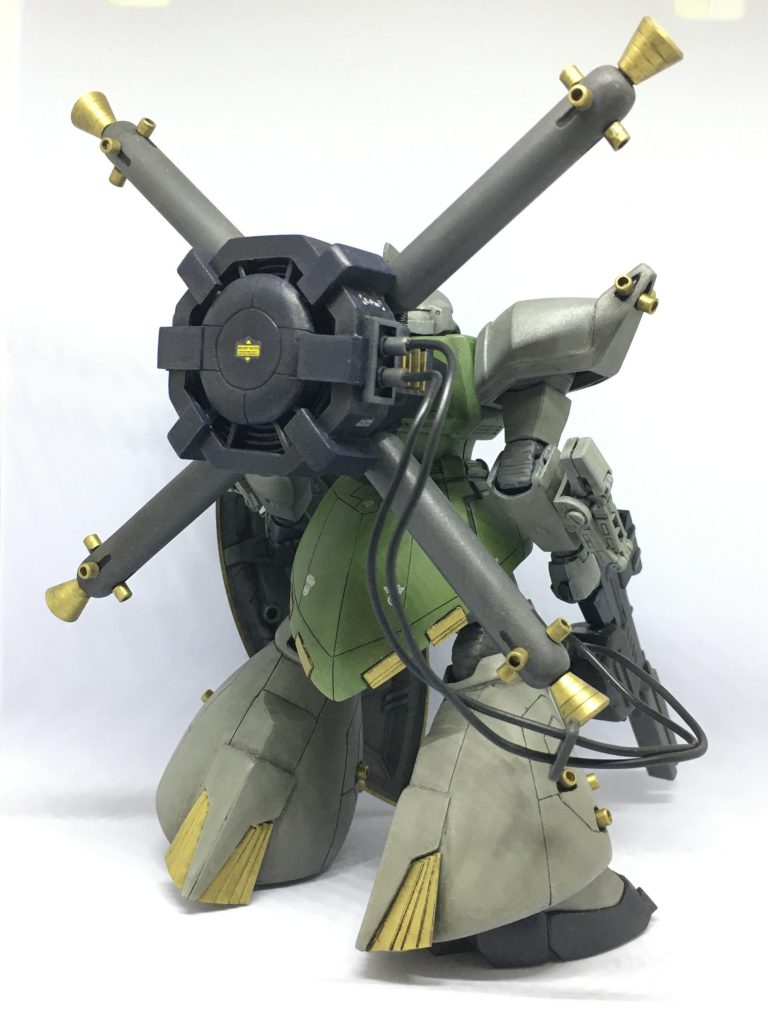 バックショット。脚部のスラスターカバーは原作版から。ライフルのエネルギーコードは2mmプラ棒を仕込んで、ライフル側、バックパック側ともに着脱可能です。脚、肩、プロペラントタンクの小さいバーニアは3mmプラパイプに2mmプラ棒を刺してハメ込んでます。