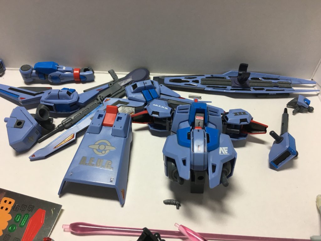 6日目から7日目は塗装、デカール貼り。8日目はトップコート吹く前に再度細かな拭き取りや修正を行いました。 デカールはド・ダイ改で余らせたエゥーゴマークや、ガンダムデカールのZ/ZZ汎用、HGUCユニコーン用、Pooh's Modeling Worksのものを使用。Pooh's~のものはガンダムデカールに比べて結構もろいので、一回破れるともう貼り直す気力がわきません。どないせぇっちゅうんじゃ。 『Z-MSV』の設定上のみの機体で、実機は建造されなかった(はず)のですが、今回はアナハイム→エゥーゴに納品後、追加でマーキングを施して実戦投入直前という想定でいつもよりデカール多めに貼っています。え?いつも少ないから分かんない?デスヨネー