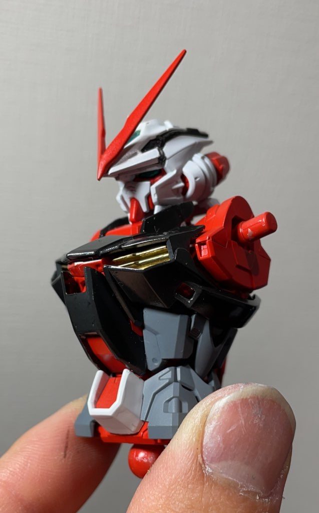 胸部分や脚のスネ部分など要所要所をゴールドに塗ってあるのもポイントです