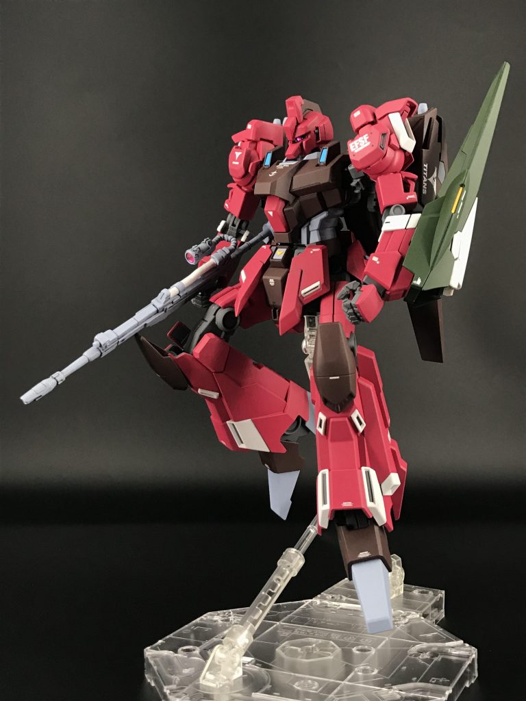 顔はHGグフ・カスタムの口や旧キットガルバルディβの額パーツ、脚の膝はジムⅢのパーツを使って改造してます。モノアイは可動無しの埋め込みでディテールアップしてあります。顔をゴーグルタイプに差し替え出来るように埋め込みでしてあります。