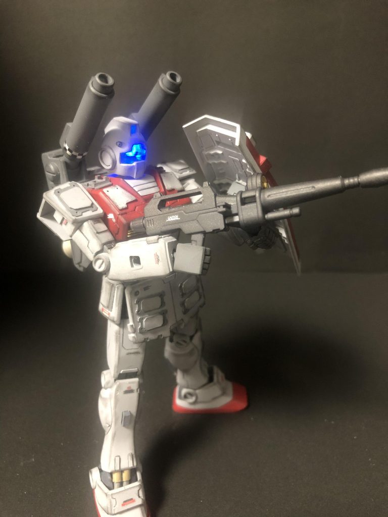 カメラ内には電飾を施しました。脚のパイピング含め全身にディテール足してあります。