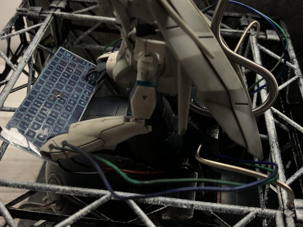 モビルドールメイが使っているキーボードは、キーボードのイラストを印刷し、セロハンテープを貼り、水で紙の部分をふやかして作ったテープを使っています。