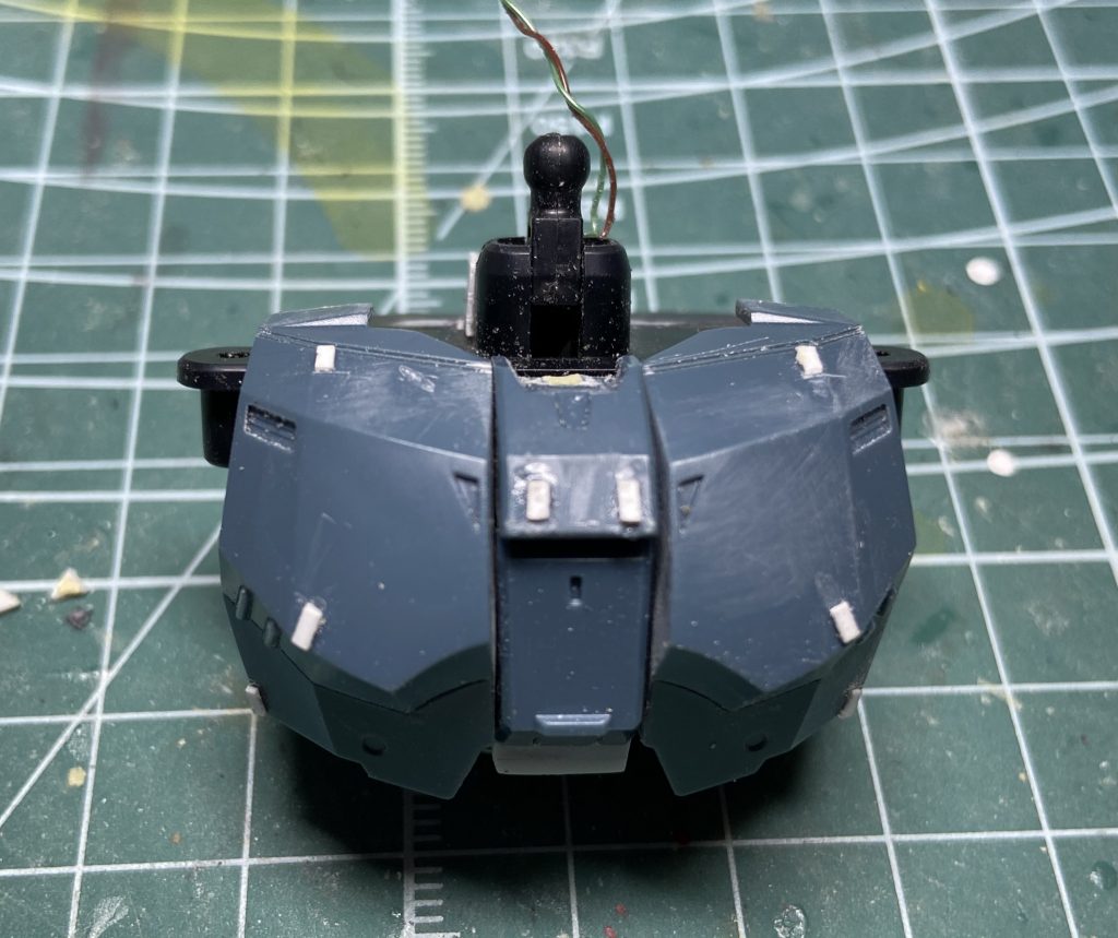 製作中の胸。白いのはプラ板。