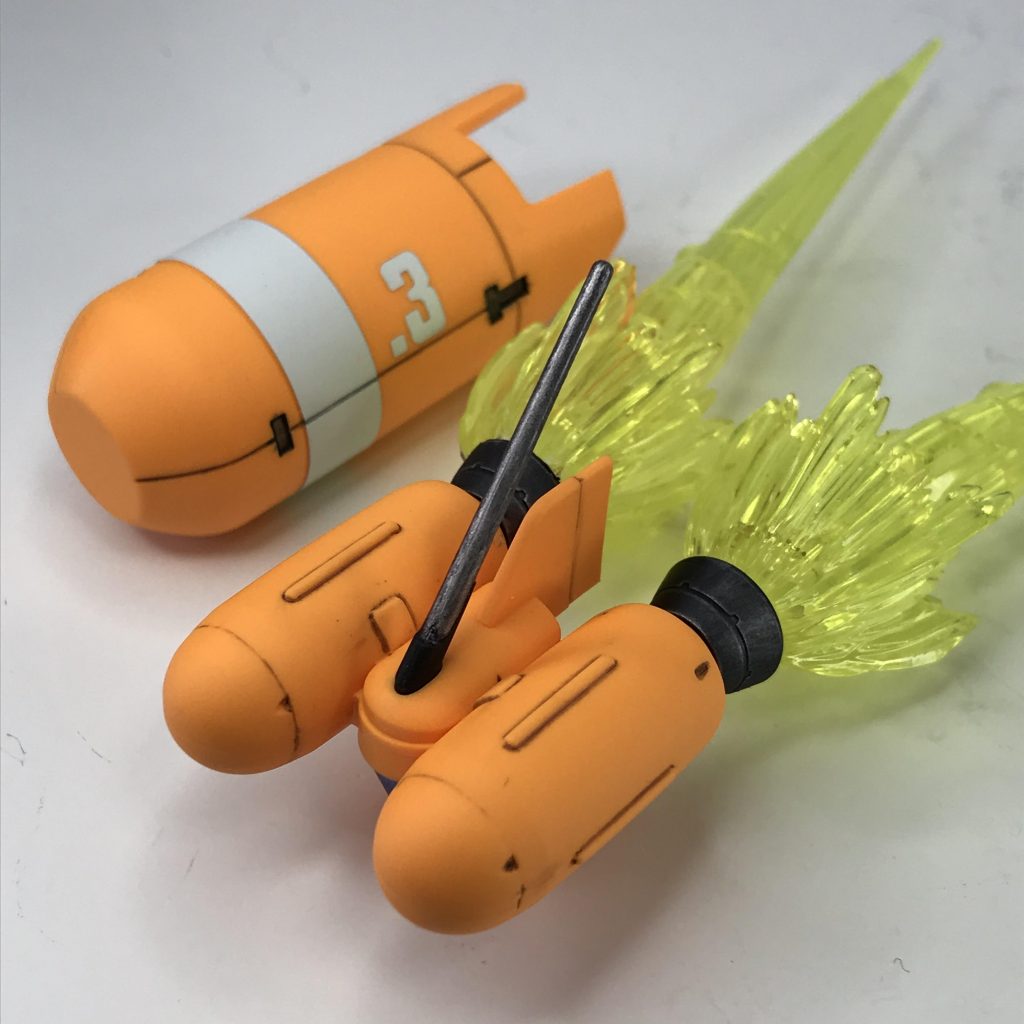 ジェットパックとミサイルユニットはつや消しです。ジェットパックには噴射エフェクト（νガンダムのファンネルに付いてきた）を接着しました。