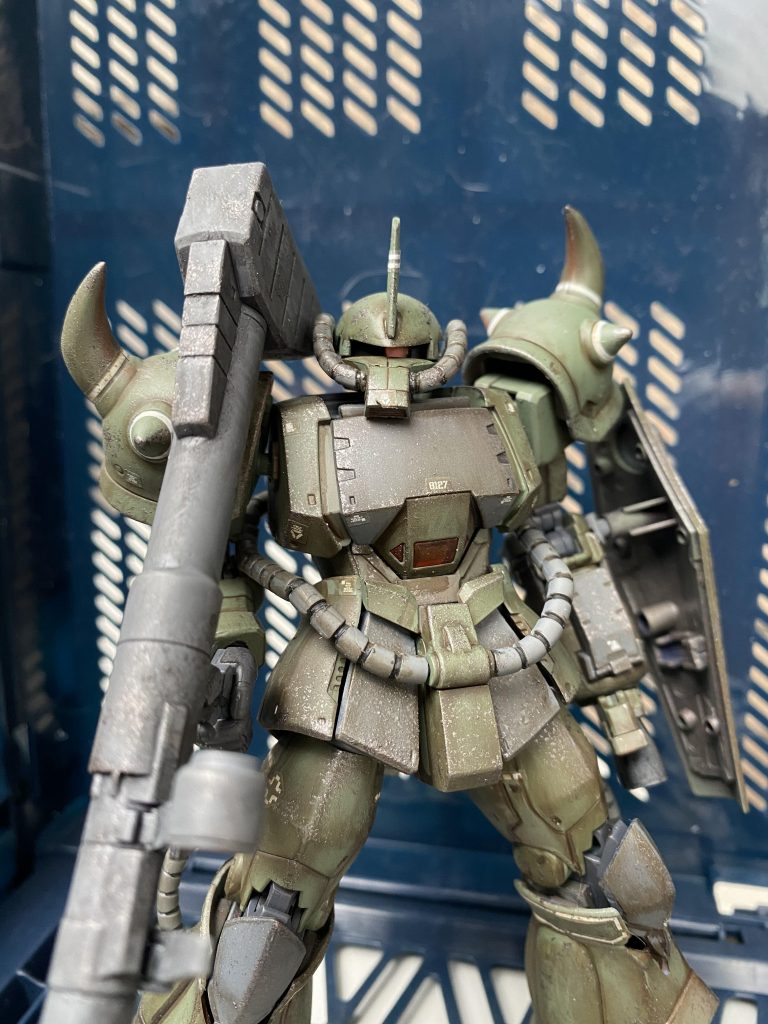 グフシリーズはやっぱり目つきが悪い方が好みなので、ヘルメットの日差しを下げました。