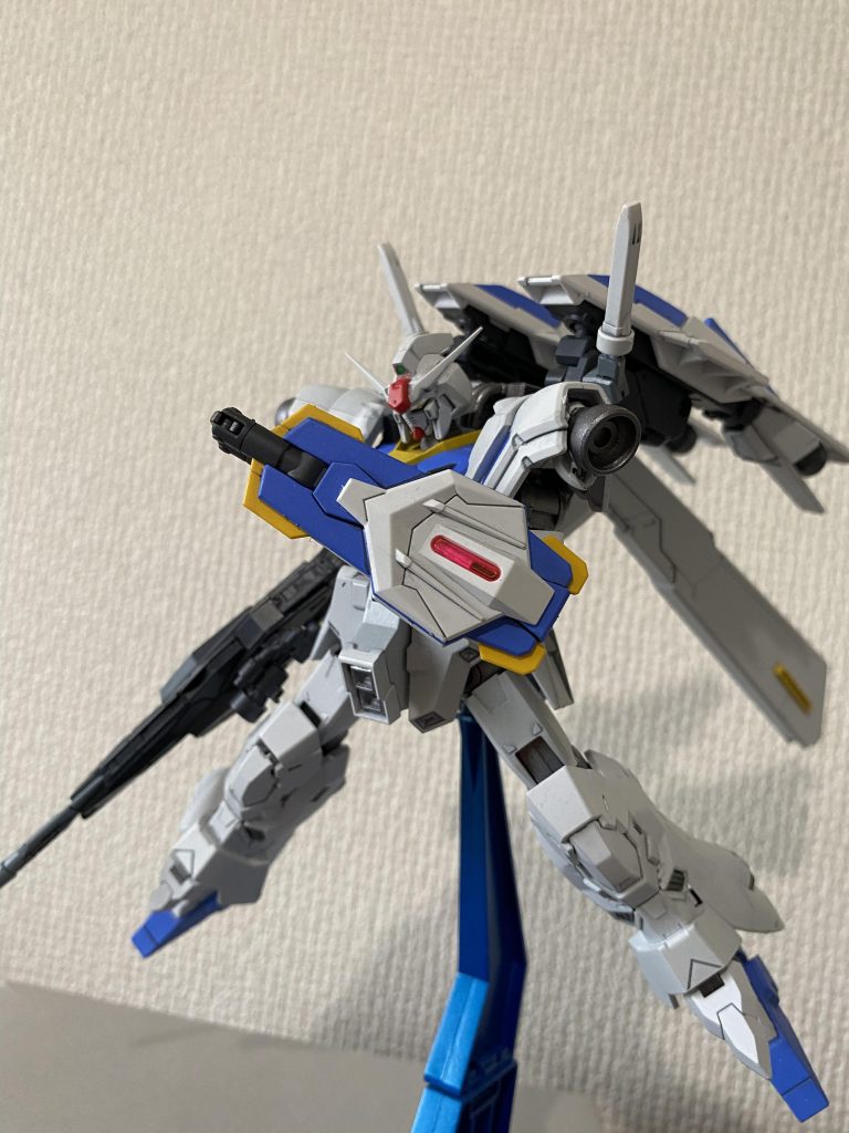 シールドはリアライズガンダムのシールドに比べ、多少は大型化されているが、機動力の低下防止や小回りを利かせるため、ひと回り大きくした程度に済ませている。防御力面を補うためにビーム兵器を吸収、拡散させるアブソーブシールドのシステムを備えている。