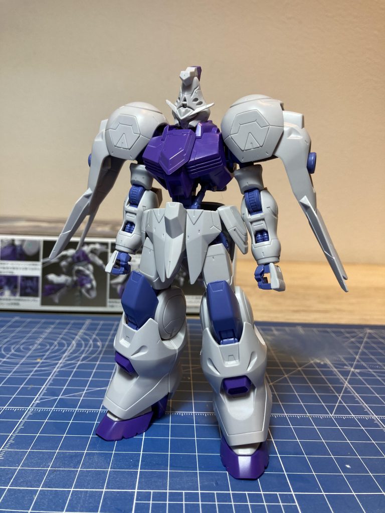 素組ですでにプロポーションが良いです。塗装なしで仕上げるので「貼る」「掘る」の工作でディテールアップを行うことにしました。