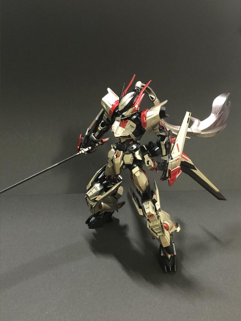 カラーリングには模型店で見かけたチタンゴールドをメインに面影無い程度に全塗装しました。赤い部分はガンダムマーカーのロイヤルメタレッドなんですが、塗り方で「なんちゃってキャンディ塗装」出来ることに気づき採用しました。ただ、塗膜がものすごく弱いので注意（笑）