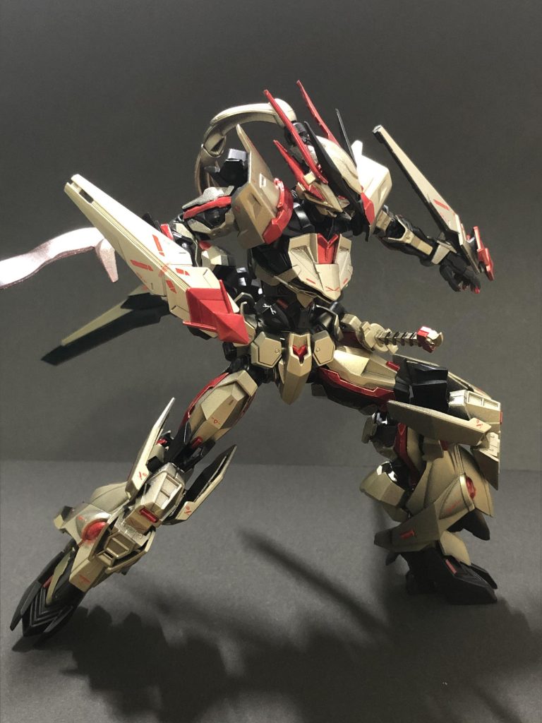 両腕の手甲は打撃や接近時の物理的な武器の「いなし」に使えるようシンプルに。これで武器を投擲して手元になくても戦えますね。