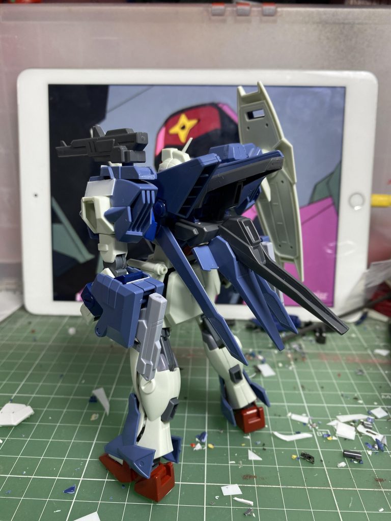 肩関節はグレイズ系の物を、コックピットブロック前面装甲はAGE-1フルグランサの脛部分を使用しました。