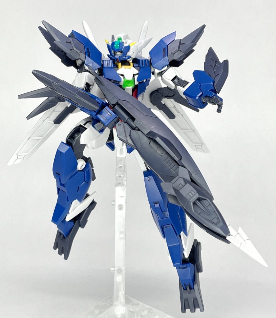 ▼メルクワンガンダム・アステ顔覆うタイプのアンテナは、形を調整してフィットするようにしています。