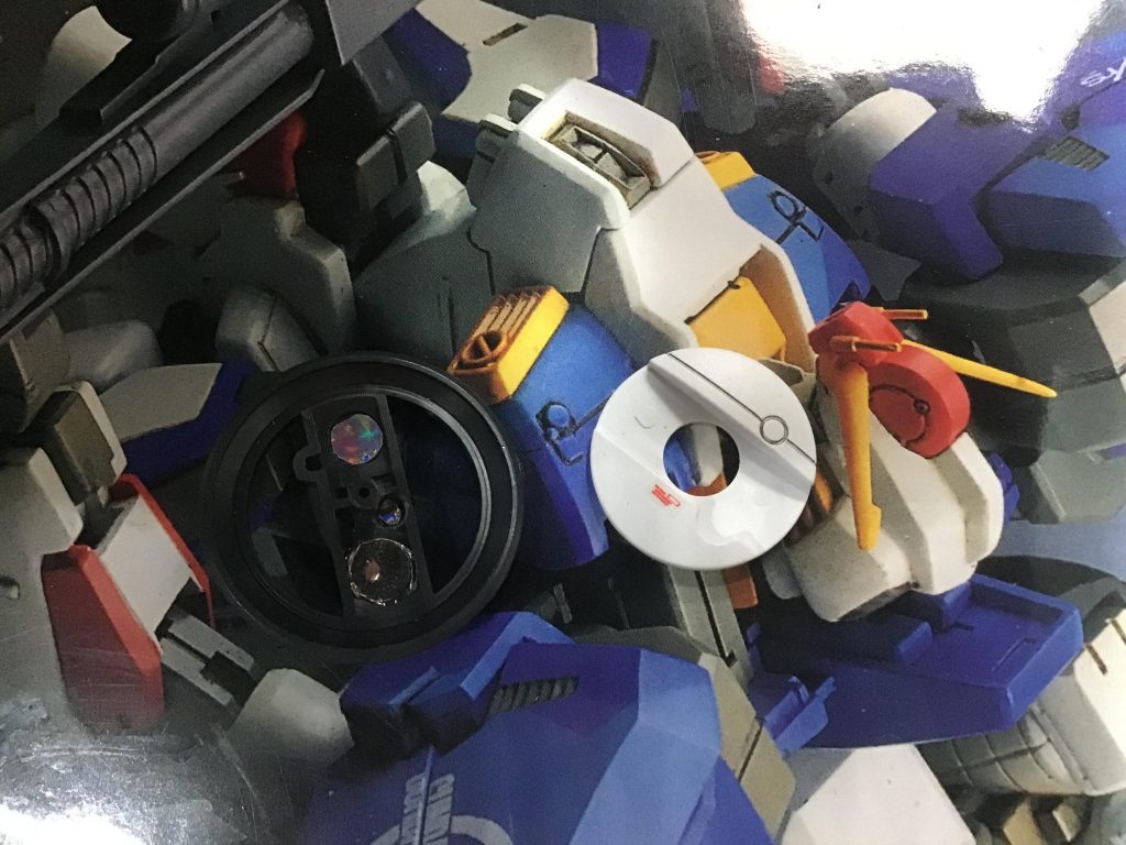 レドームの内側。レンズの部分を完全に開口してしまって、そこをレンズパーツで埋めるように裏側から突っ込んでます。