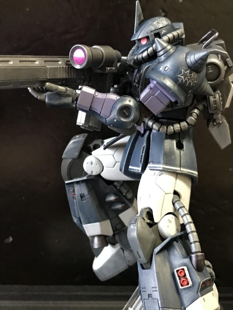 少しだけウェザリングマスターのライトガンメタルをすり込みました。特に成形色が濃い部分のパネルラインやエッジを強調させる意図です。