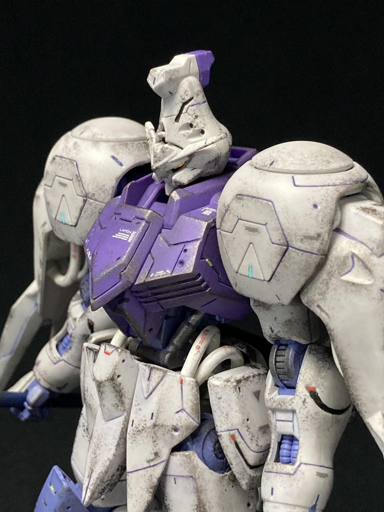 カメラアイなどは付属のシールにオーロラシートを張って切り出して使用しています。ウェザリングは初挑戦で加減がわからず、やり過ぎました。「蔵に眠っていた骨董品」のイメージでご覧ください！