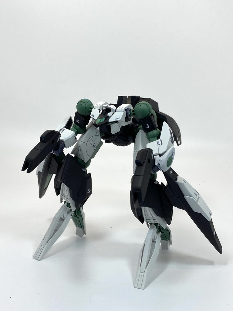 脚部は機動力と格闘能力に優れる。