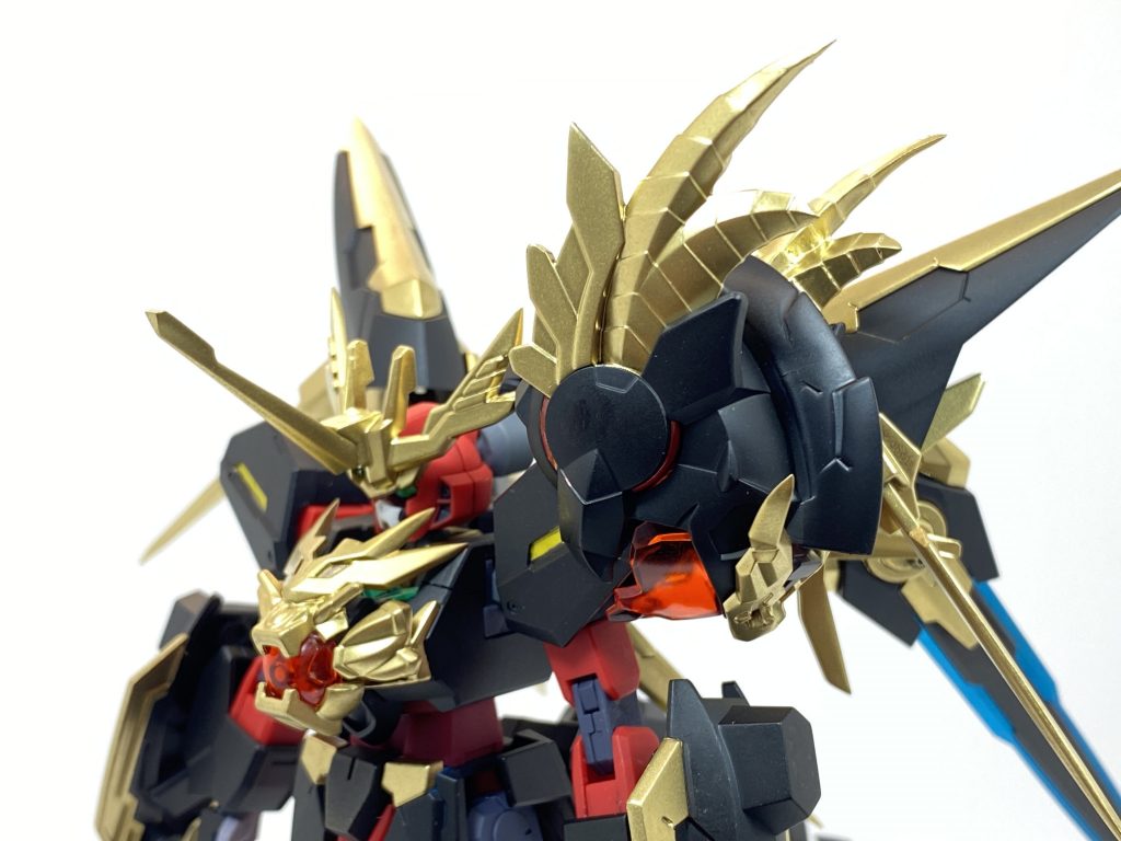 SDの頭部は肩アーマーに装備される。