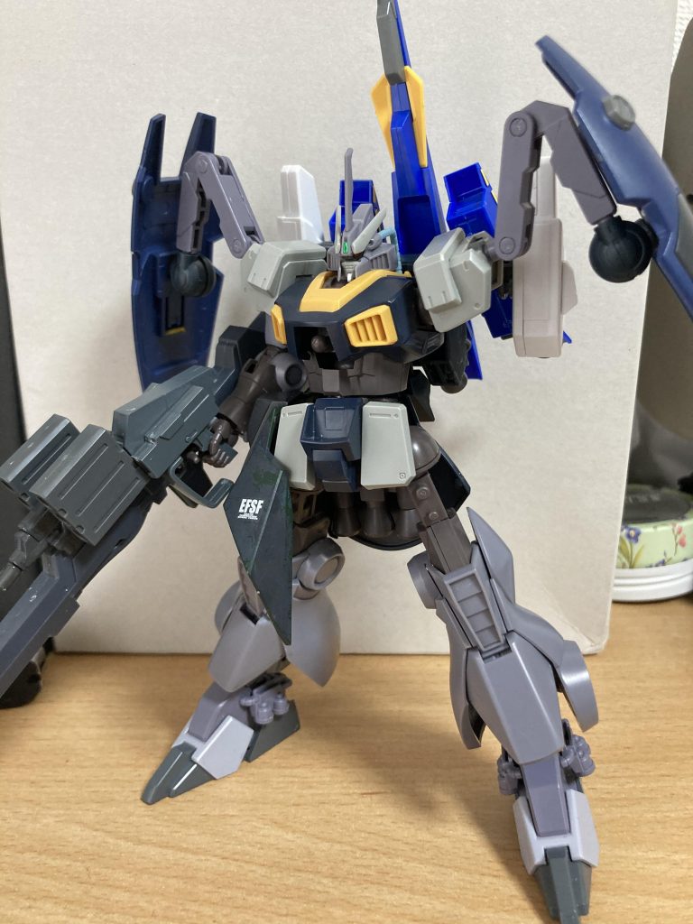 ある程度のパーツが集まってきたら制作を始め、組み立てながらパーツの相性をすり合わせて作業していますまだこの時はEG-SRのガンダムフェイスですね
