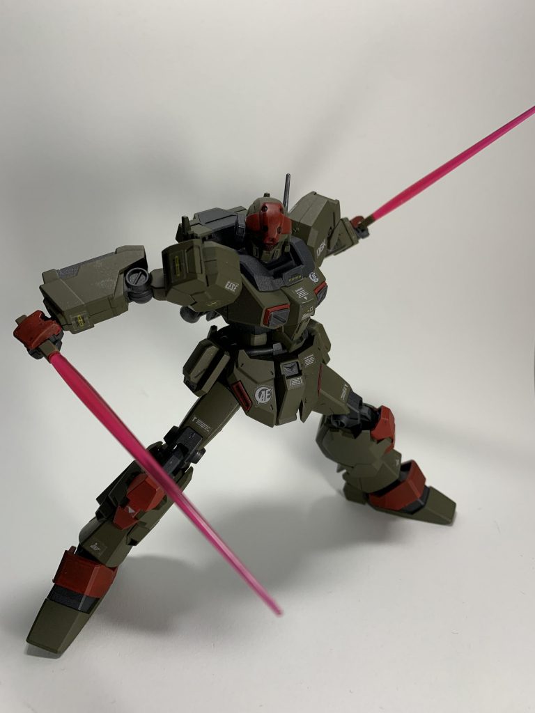 ビームサーベルは2本を装備 以下設定試作装備の実戦におけるテストを兼ねて先行配備された機体で、Iフィールド搭載機に対抗した実体弾式射撃兵装を携行していた。船舶臨検等を行う地球連邦軍武装偵察部隊(フォース・リーコン)第1武装偵察中隊に一機が配備され、ネオ・ジオン残党のMSと実際に交戦した記録が残っている。