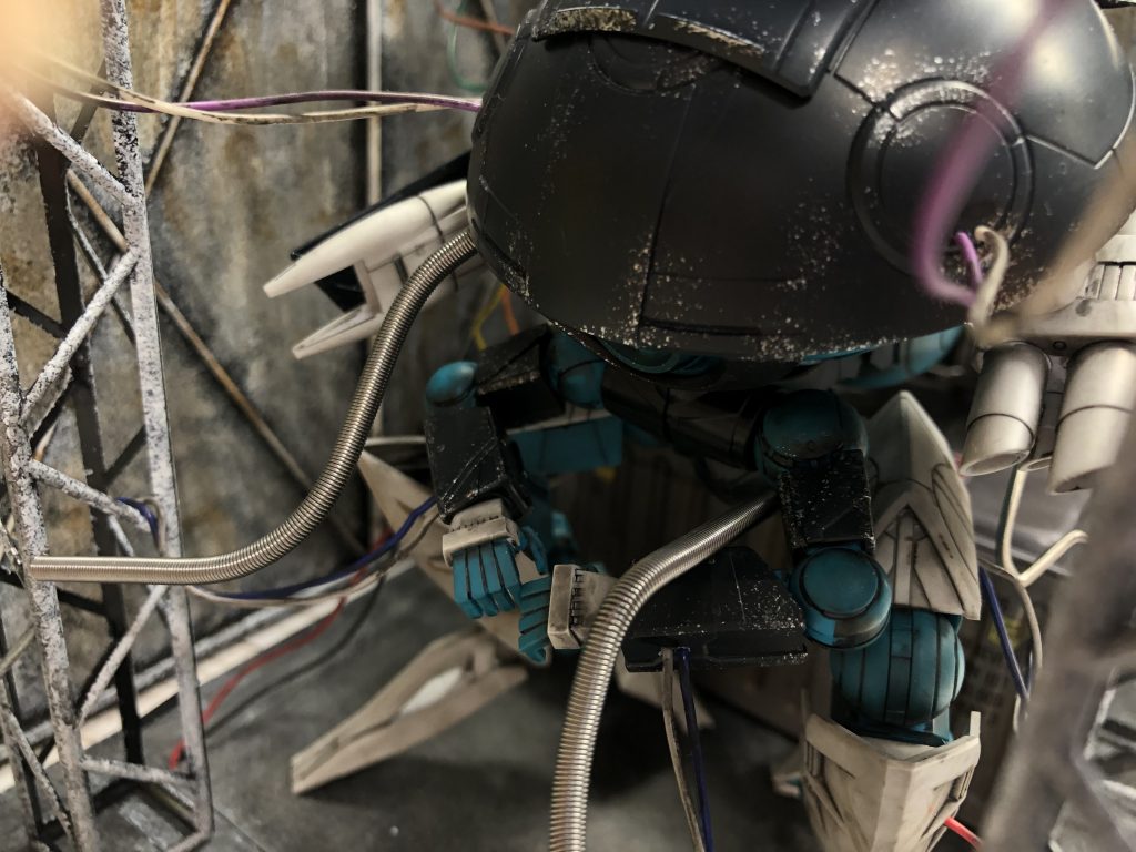 しかし黒いところではなかなかウェザリングが目立たないので、銀色の塗料を使って装甲剥げを再現しています。