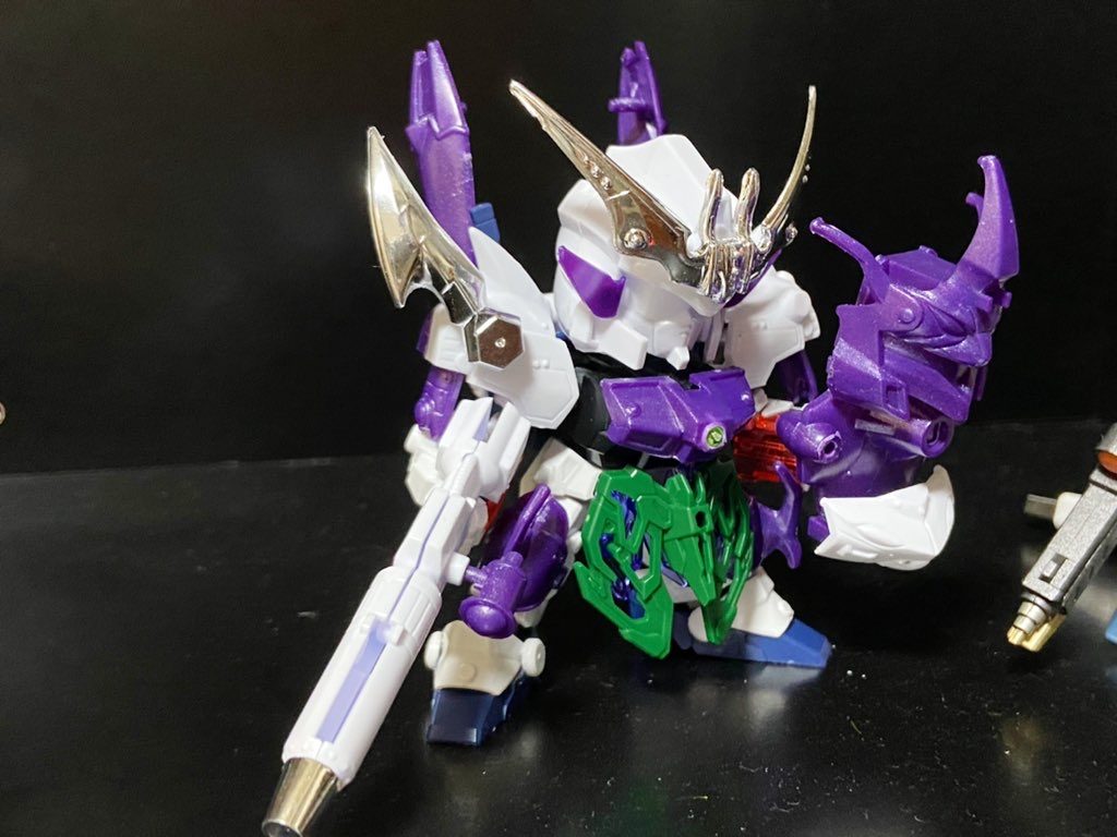 全体的なマッシブポイント肩バーニア追加・足の甲にGP04パーツ追加・元キットの胸を切り離して鎧化・メカニカルアームをバックパックに追加・元キットバックパックをユニコーンのバックパックの上にポン付け正直あんまり難しいことはしてません(できません。笑