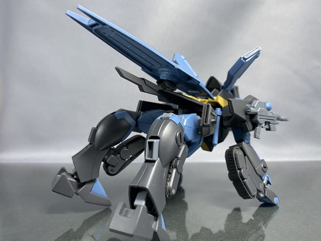 ファイターモード腕の変形機構をより簡素化・別ユニットとする事で整備性を上げ、脚部は膝アーマーを切除する事で逆関節を実現した。これは現存するダガーLを小改造する事で性能向上を図りつつ、最大限の効果を発揮出来るよう調整された物である。