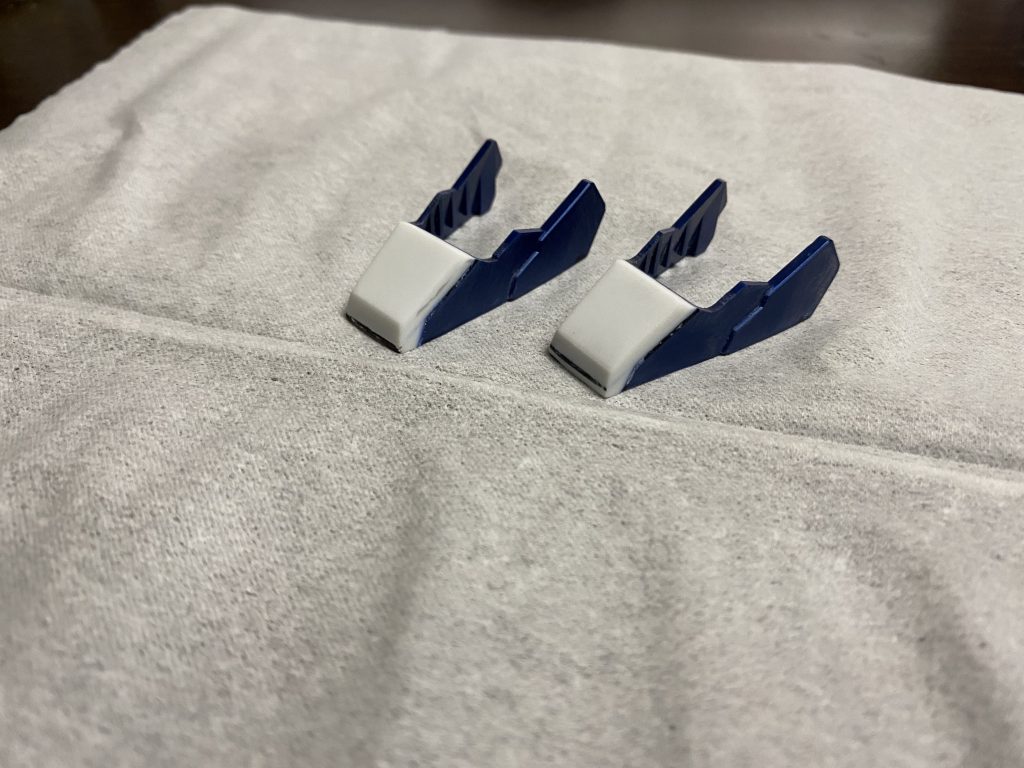 つま先のほうはプラ板で大型化しましたが、プラ板とパーツの間に小さな穴がでてきてそれをパテや接着剤で埋めてヤスるのが面倒だった。