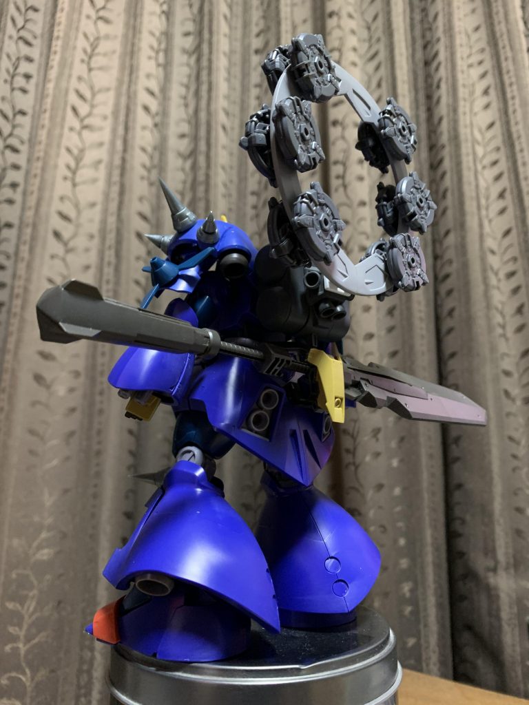 ↑こ〜んな感じに改造。ドライセンにヘルムヴィーゲ・リンカーのショルダーアーマーを移植。バックパックは余ってたギラ・ズールのものにSDスターゲイザーの円環構造体を組み合わせて、雷神の背中にある太鼓を付けた輪状の物(名称不明)を再現。頭部の角はGNアーチャーから拝借し、肩や膝にはビルダーズパーツのスパイク01などを複数個付けて、「トゲトゲ」「オニオニ」してみました。ヘルムヴィーゲ・リンカーの大型武器“ヴァルキュリアバスターソード”を持たせる為にハンドパーツはヘルムヴィーゲのものを。トライ・ブレードはやっぱ外せない武装なので、ショルダーアーマー部分に磁石でくっつけました。