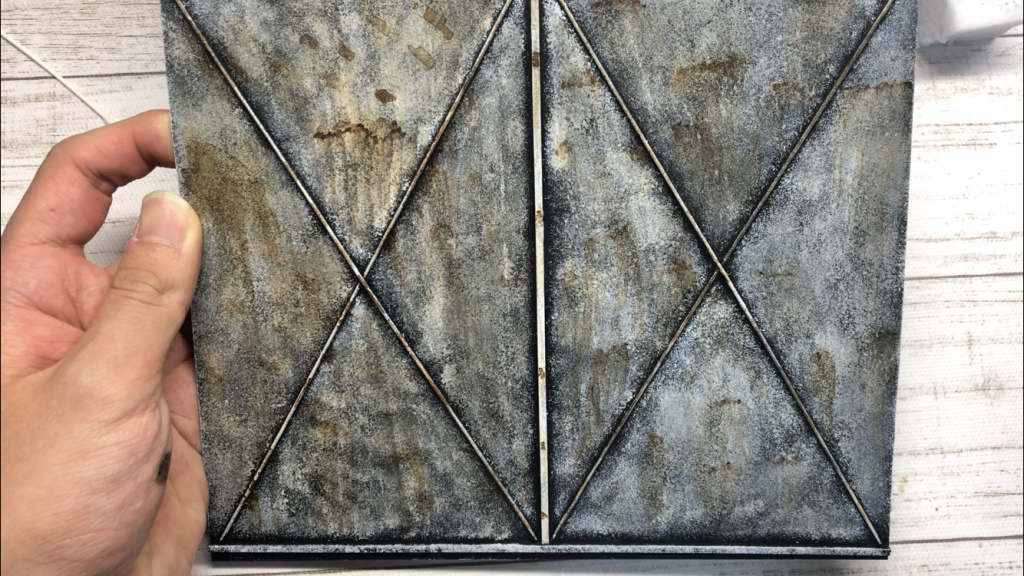 ジオラマの床と壁はプラ棒とプラ板で制作しています。黒で下地を塗った後で、白をスポンジで叩くように塗っています。写真のものはさらに上からサビ表現とウェザリングカラーで暗く仕上げています。