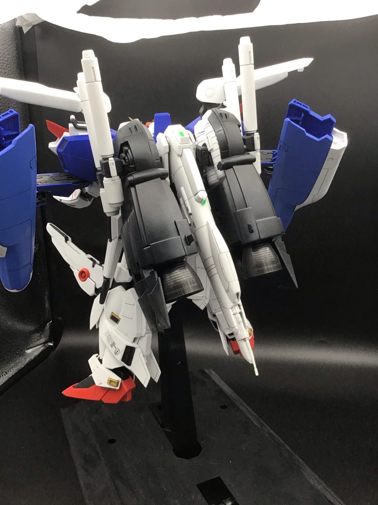 前後から。ほぼほぼ自立は無理なので専用スタンド必須ですwでもこのボリューム感はやっぱ堪んないっすね!