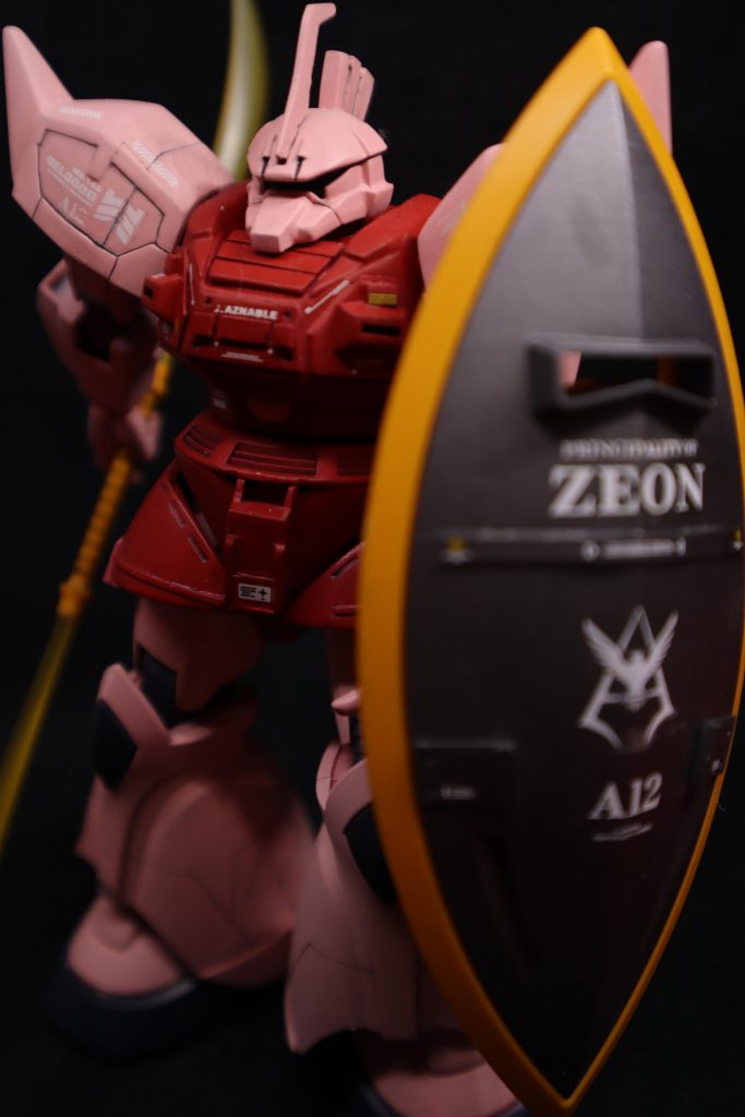 肩パーツの拡張とアンテナの延長をしています。ボディもプラバンでディテールアップ、カラーリングはほとんどメカサフを使っています。