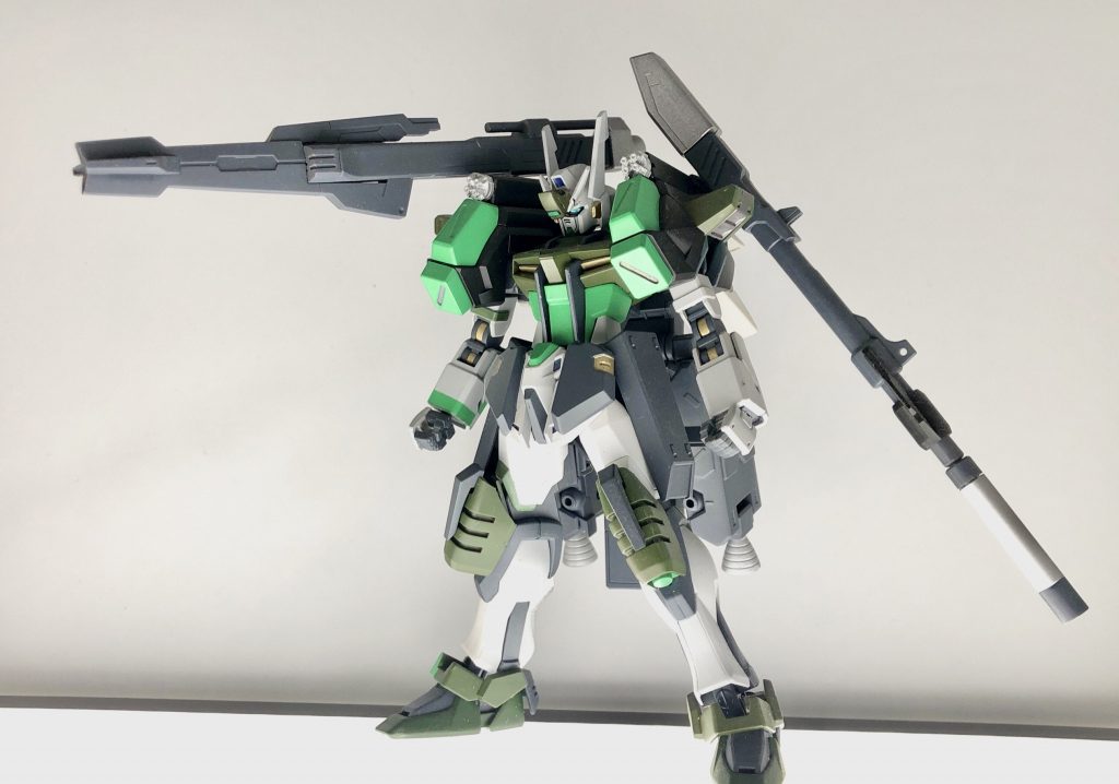 >>9号機(特殊兵装搭載型) 重装甲かつ高機動を実現したフルアーマータイプ。 肩部搭載の2門の砲塔は連結することが不可能になってしまったが、新型ビームライフルとデコイミサイル、ショルダーバルカンを新たに装備している。 ミラージュコロイドを展開しながらの射撃も可能と、かなり射撃・狙撃・砲撃に特化した機体になってるが近接戦闘には滅法脆弱である。 そのため、両機は敵機の撹乱を得意な2号機若しくは7号機が選定される。>試製74型長射程超電磁投射砲塔改【デモリッションストライクウェポン】 極秘裏に開発したレールガン。そもそもMS用ではないものを103中隊が改修し9号機が運用した対要塞兵器。 見た目の通りトンデモ兵器で、レールガン(実弾)ながら陽電子リフレクターも易々と貫通する。アークエンジェル級バリアントほどの威力で、「一点のみ」を撃ち抜く場合に絶大な威力を発揮する。しかし、一発毎にコイル入の砲塔・砲身冷却材を交換しなくてはならなく、なにより「本体よりも弾の方が高価である」ので正直実用的ではない。 必要電力はストライカー側から供給される。(が、ストライカーの電力にも限りがあるため、メサイア攻防戦では母艦であるセラフィスからエネルギー供給を行い、レクイエム中継ステーションの陽電子リフレクター発生装置を破壊する。この時弾道の余波で何機かの敵MSを撃墜する。)
