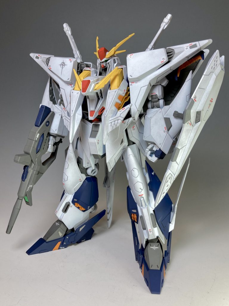 フロントビューです。異形感あるシルエット!劇場版デザインは白多めですね!肩の構造は、作ってみて初めてわかる複雑さでした。