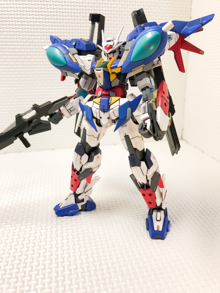 俯瞰図です。全体的にディテールアップは、起伏を増やすことを意識して取り組みました。腕などは、元のダブルオーダイバーの意匠も少し出るようにしていきました。胸の三角パーツは、他の意匠と違うアクセントとして入れてみました。