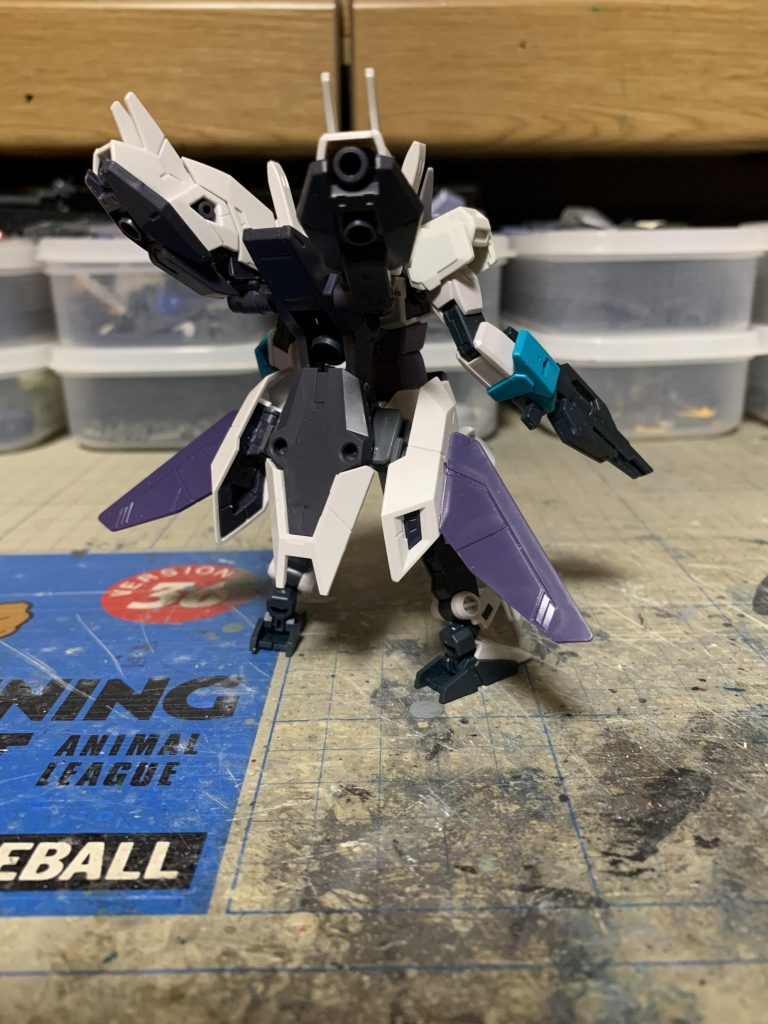 下側ブースターにウィングを装着。コアガンのシールドの羽を切り取って接着しました。シールドもリアアーマーとしてバックパック下側に接着しています。