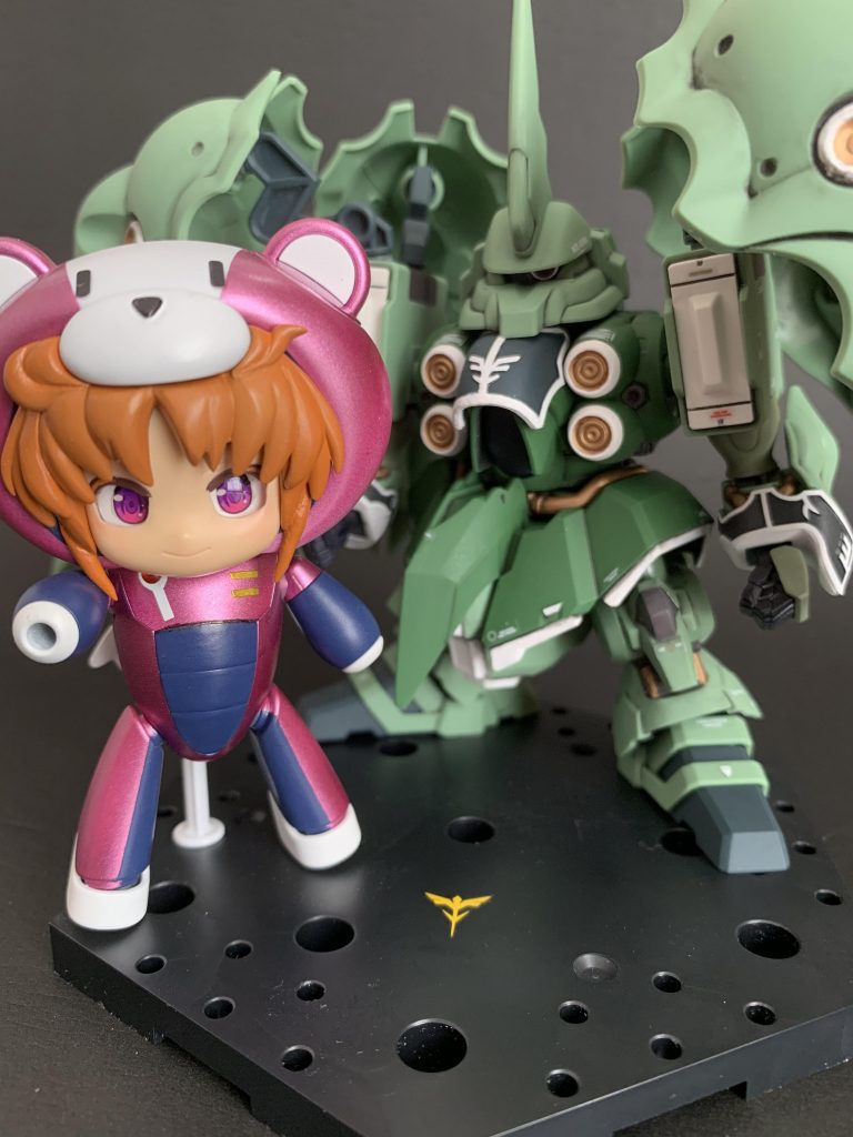 ドールアイは黄変しにくい星の雫というUVレジンを使用。顔本体、眉&まつ毛、ドールアイとパーツ分けをし、本体のアイホールを削り目の大きさを少し変え、ほんのりですがメイクしてあります。どこから見ても目が合います。胸のパーツはメタリックシールを作り、一部赤い丸い部分はレジンで盛りました。