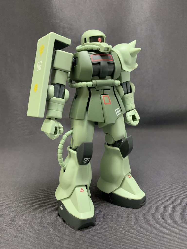 汚し前この写真では見えにくいですが、足の「cation」はお台場ガンダムにもあった物を真似て貼りました。また、デカールによくある三角マークは挟まれ注意のコーションマークだそうです。胸と股間の四角の意味は知らんw