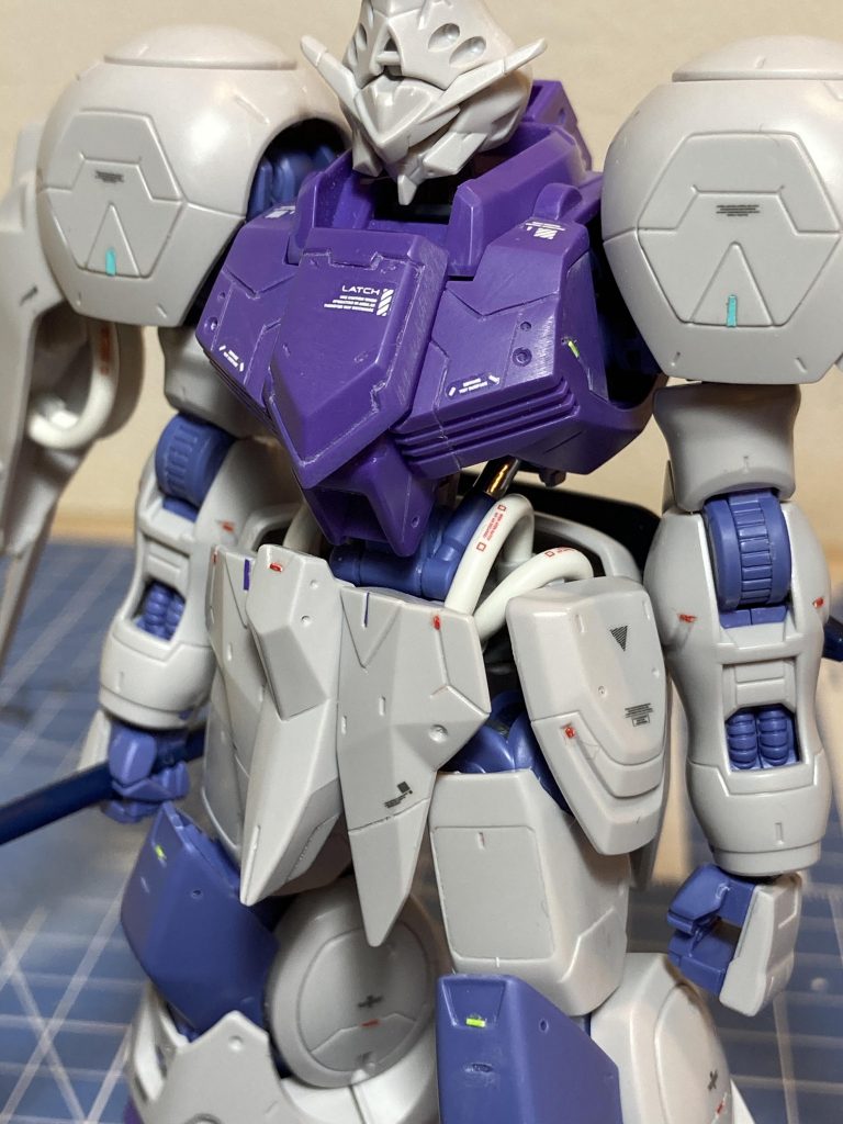 カラーチップとスジボリ＆穴あけで装甲の情報量アップを狙いました。また、肩アーマーの内側と腹部周りのスカスカ感が気になったので白いワイヤーを動力チューブに見立てて配置。