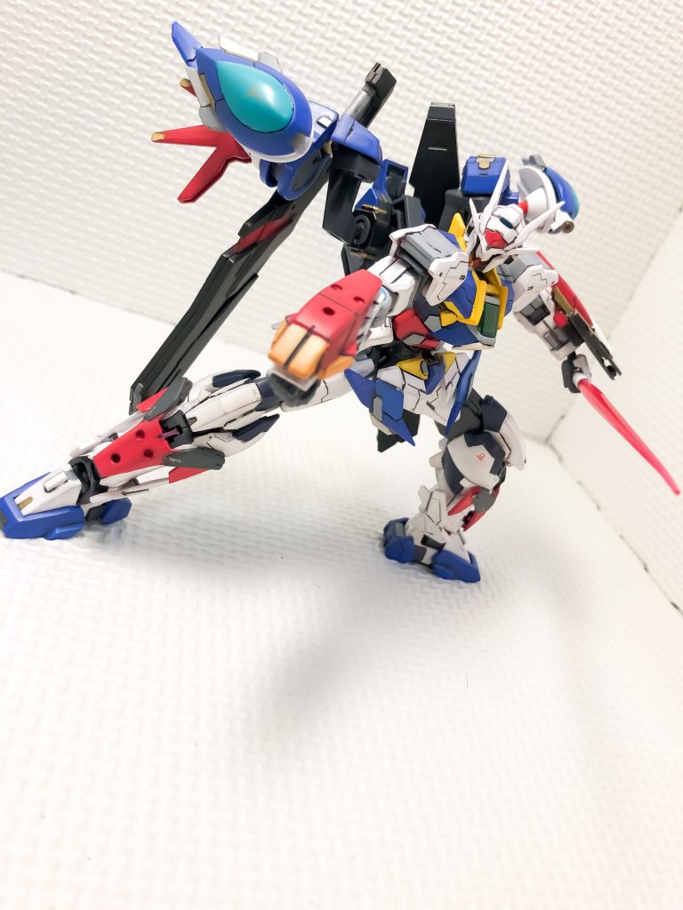 ラッシュポジションにしました。サーベルは、元のようにフロントアーマーにあるのは少し使いづらいと思ったので、肩の追加した部分から、抜けるようにしました。本体のカラーリングは、腰の色を入れ替えたりして、Oガンダムのようなヒーローのような印象にしました。