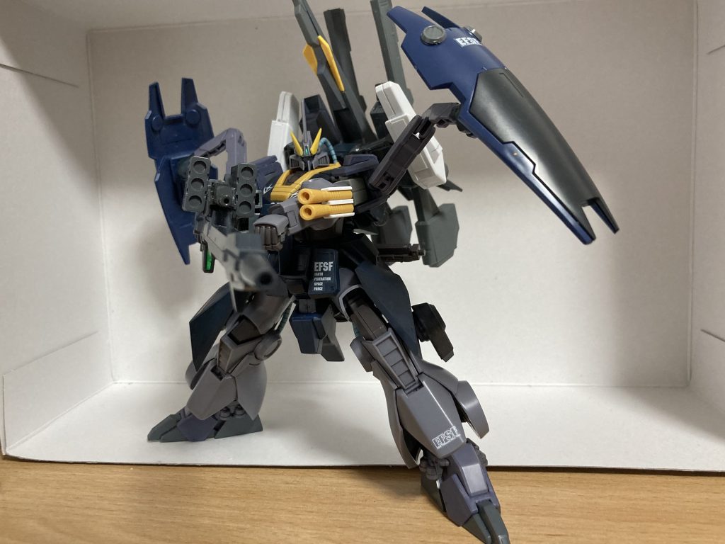 メイン兵装リゼル のメガビームランチャーにジャンクパーツを色々と取り付けました持ち方も変更しており、腕の横から持てるように、また銃身の横に可動式のハンドグリップを接着しています重すぎて手首だけでは支えられないため、肘下から補助アームを接続し、保持しています