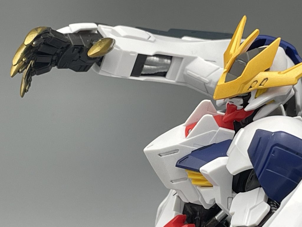 爪は黒下地の金、角やテイルブレードは銀下地の金の塗装です。下地の大切さがよく分かります…