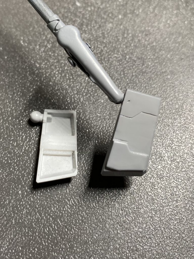 腰部フロントアーマーはプラ棒を用いて4mm延伸